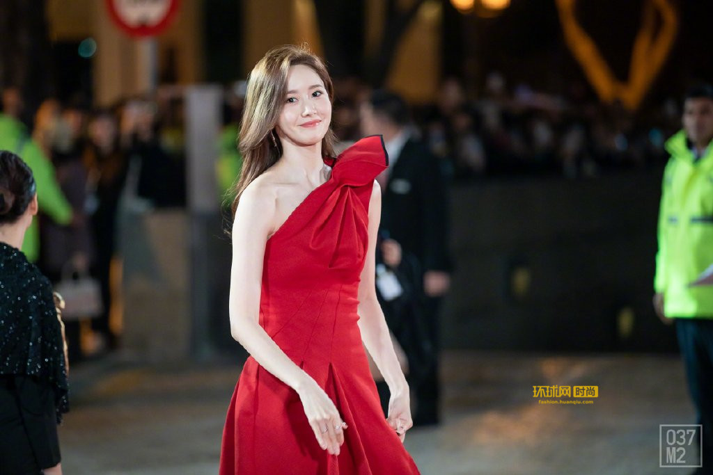 林允儿参加澳门影展 红裙尽显白皙美颜