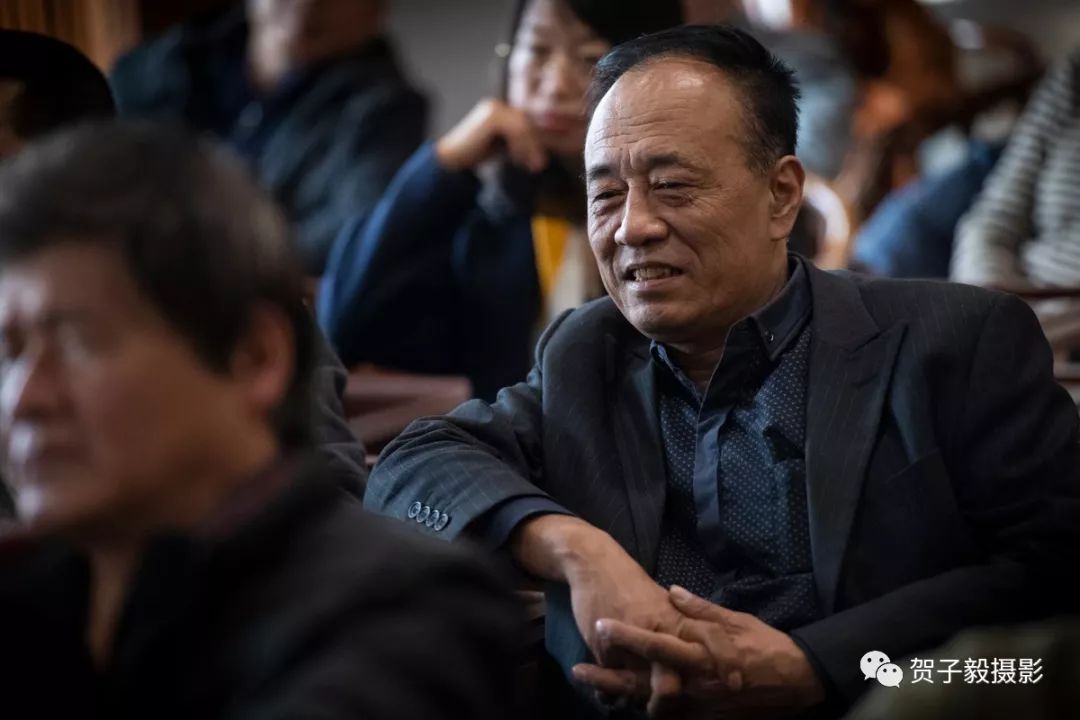 王亚中当代艺术的思考与解读吸引众多听众贺子毅摄影