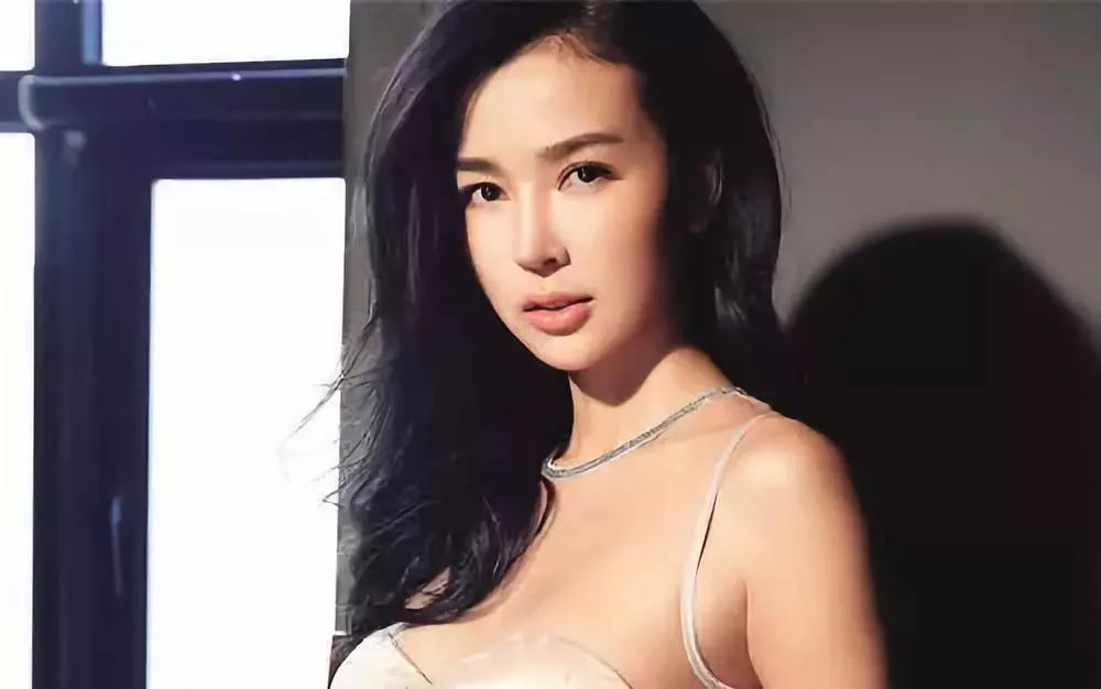 至于两人为什么分手,这就无从考究了,不过张倩有个外号,名字叫"小熊猫