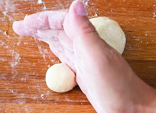 黏着耳朵的方法1:将切块好的面团边缘搓圆,再切下2块分量极少的小面团