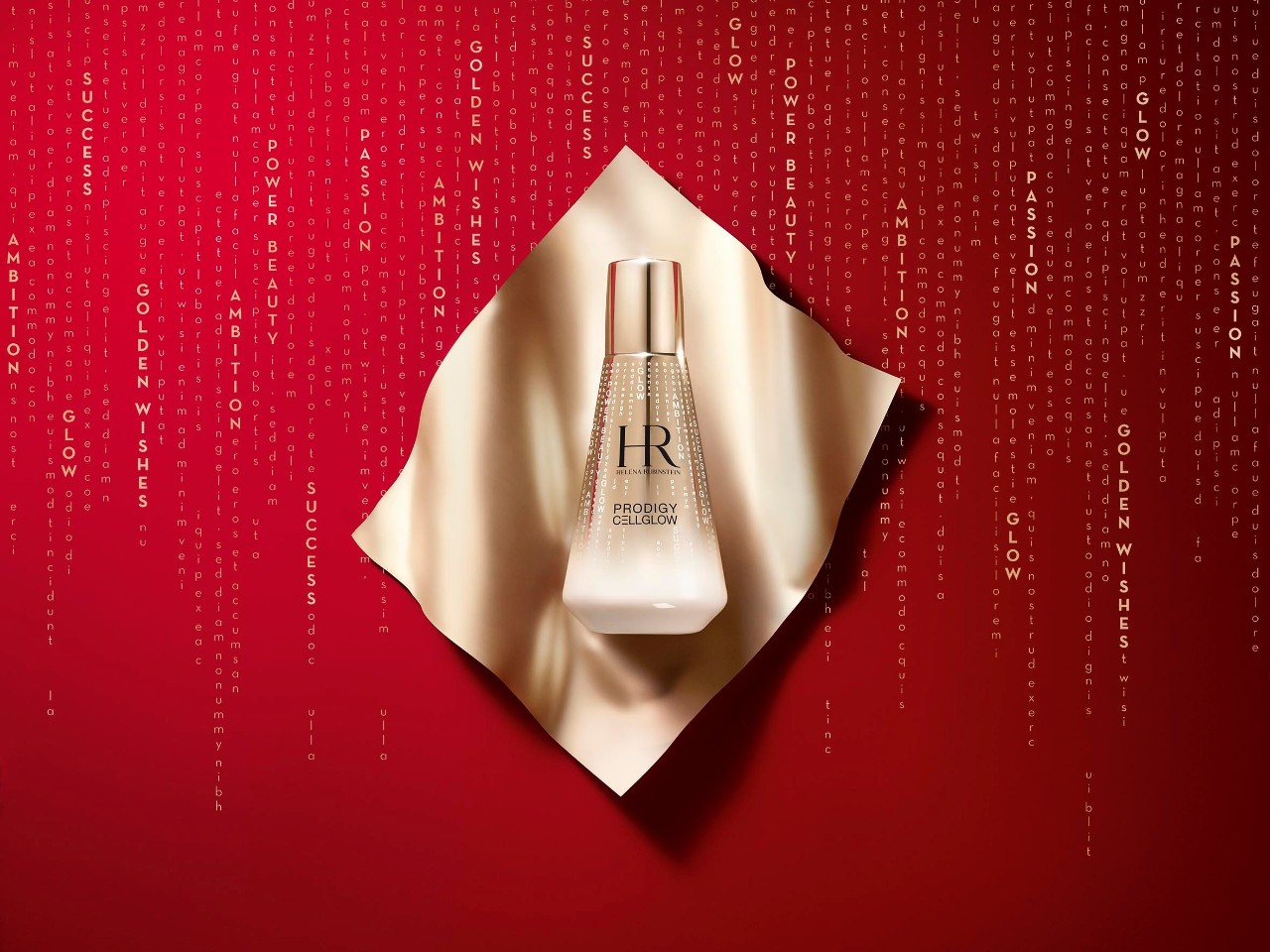 赫莲娜全球代言人的全新身份亮相现场,并为现场嘉宾揭晓了为品牌拍摄