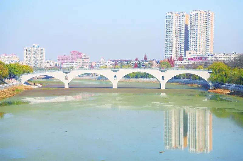 浉河公园步行桥浉水之上城市新宠