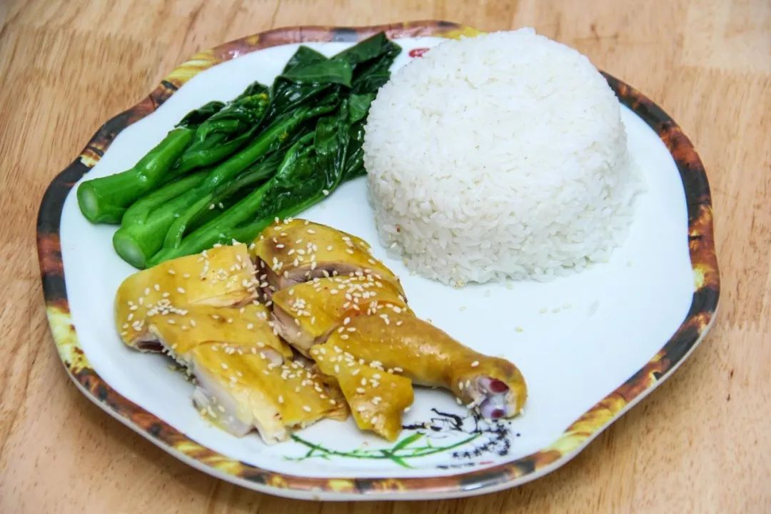 蜜汁烧鸡翼饭① 选用新鲜鸡翼烤制而成,肉质嫩滑② 色泽诱人,甜甜的