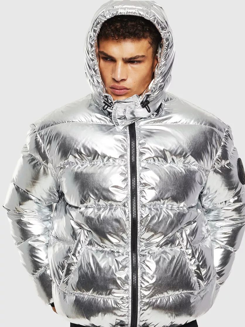 那些具有高反光效果的羽绒服,远看是飞起的塑料袋,近看是行走的垃圾桶