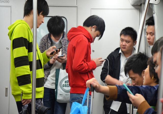 从小就手机不离手的孩子长大会是什么样?