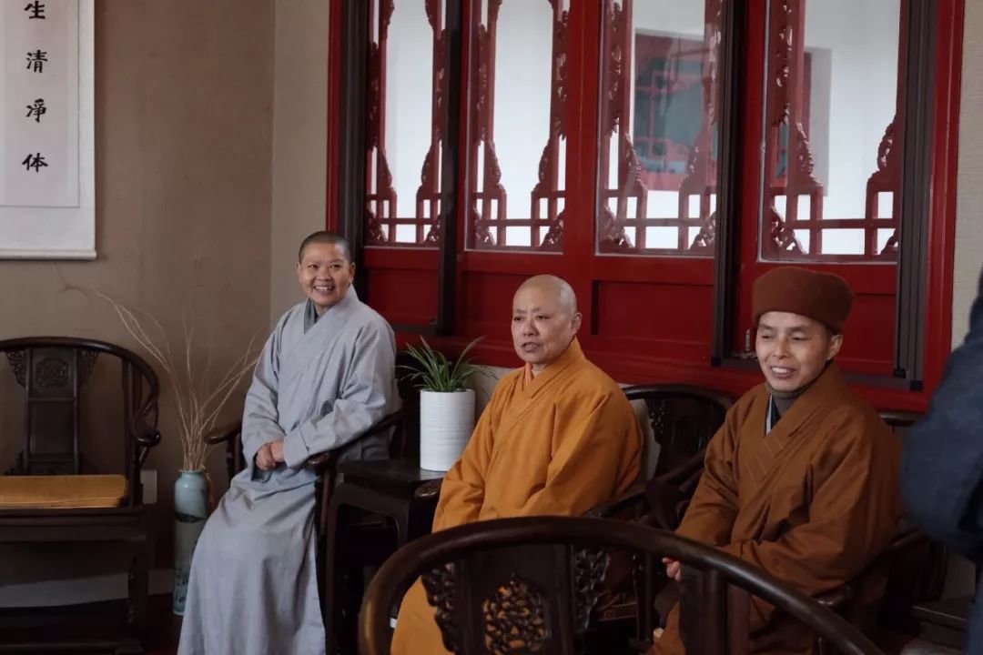崇州市佛教协会会长,白塔寺住持果平法师,崇州佛教协会秘书长吴敏,副