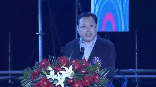 程书昌先生上台致辞,表示要把红星美凯龙·上亿商业中心打造成苏北