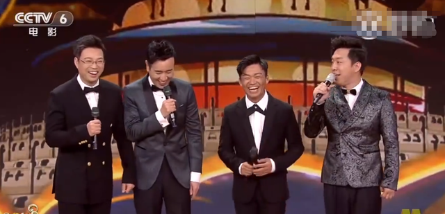 了,不过现场气氛却并没有受到打扰,观众被黄渤逗笑,旁边的王宝强和