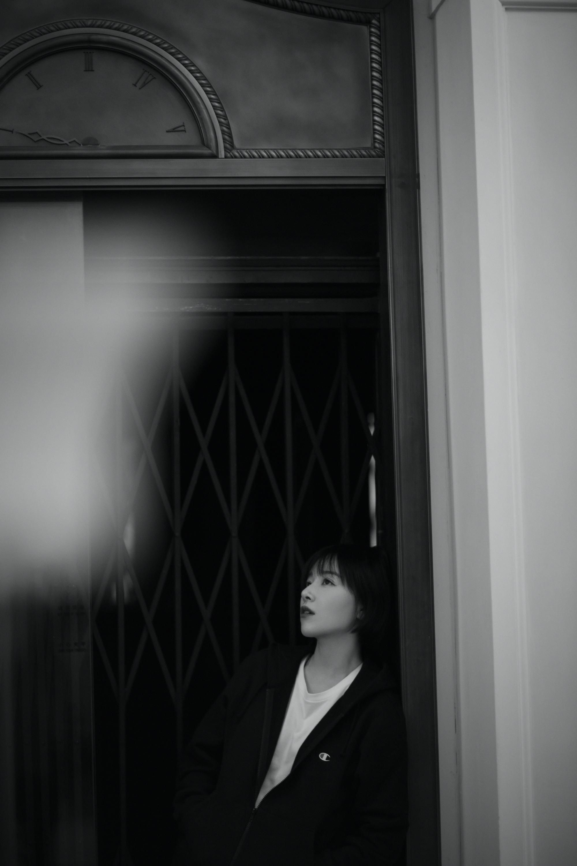 阚清子发布极简黑白写真粉丝开启文案创作大赛模式