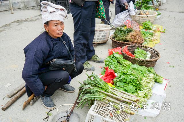 原创秋冬季节再来下江的路边菜市走走市场上人不少但菜的品种却不多