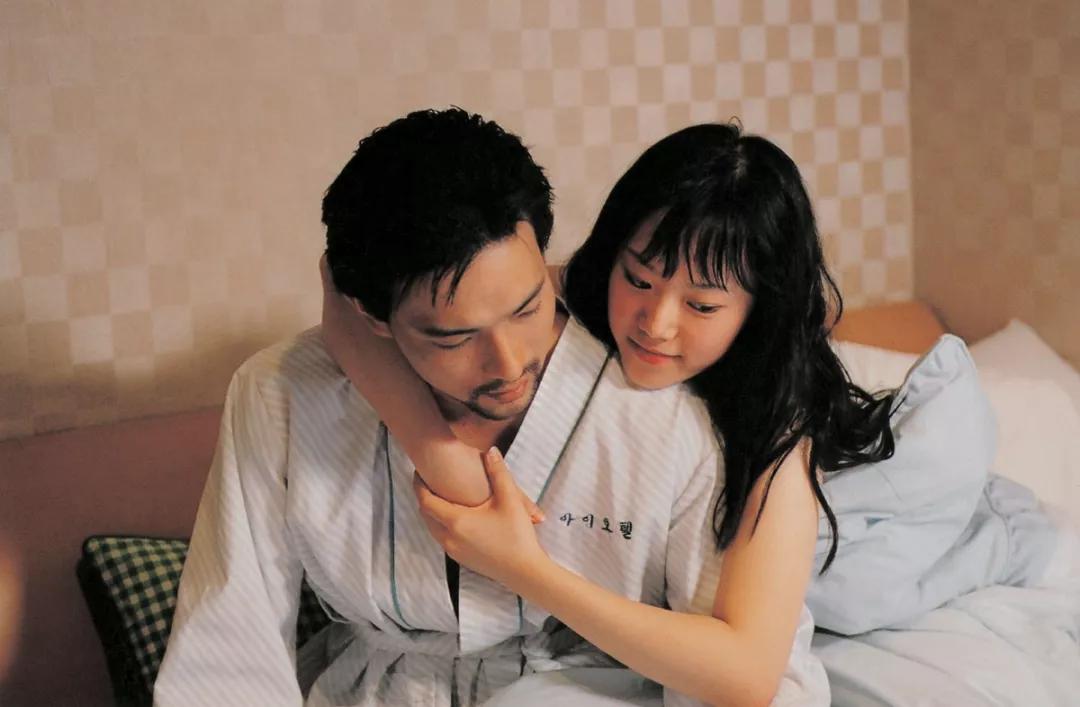 她与他们恋人般的依偎,娴熟的安抚着狂躁的客人.