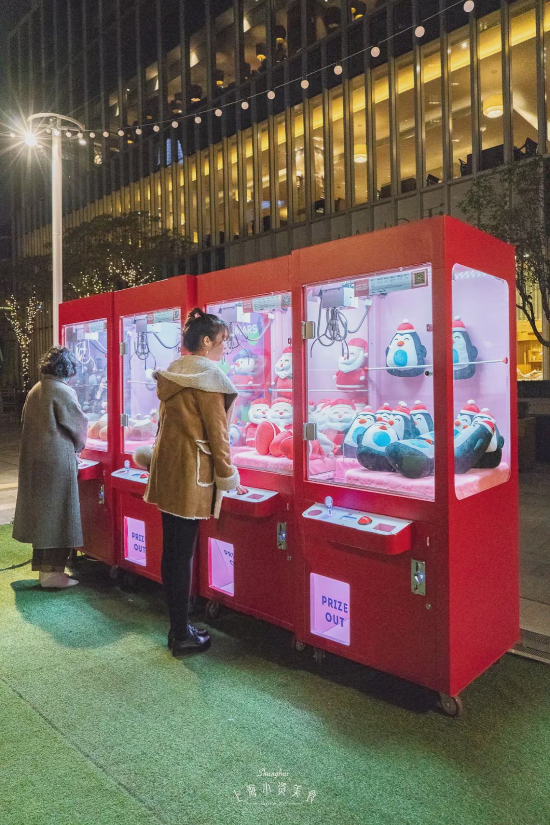 最后还有专门用来拍照的敲美小木屋,摆着许多圣诞娃娃的娃娃机!