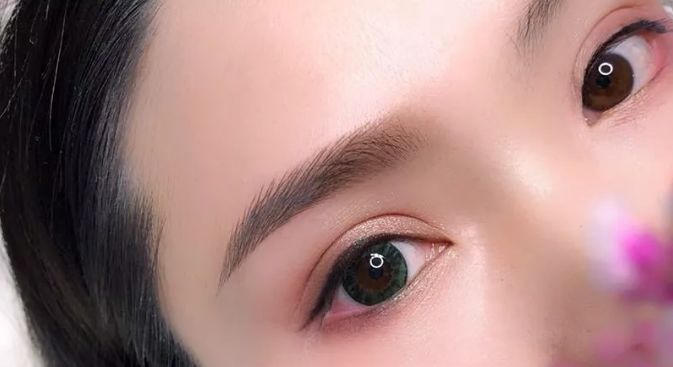 而线条加雾眉,就是  线条眉和雾眉结合.