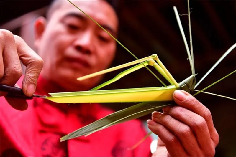 倒盏村王家传统棕编 让片片粽叶活起来