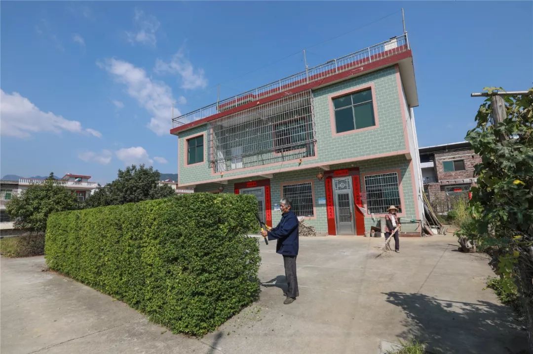 "美丽乡村·清洁家园——巾帼在行动"走进暖水镇