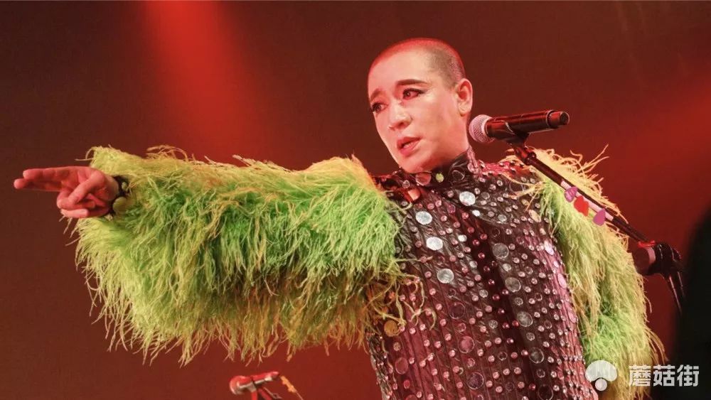 从摇滚教母到中老年美妆博主,他出圈了!_梁龙