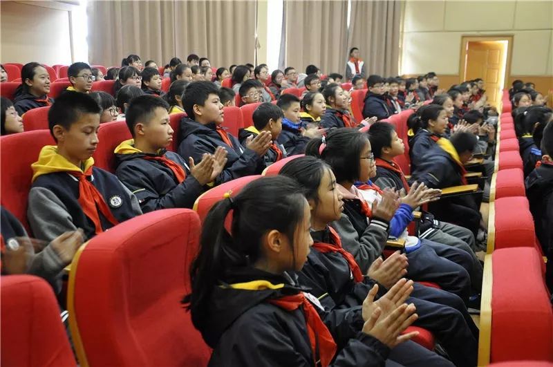 辅导员代表接受聘书大队委员周宇昕宣读决议撰稿:金杨中学大队部摄影