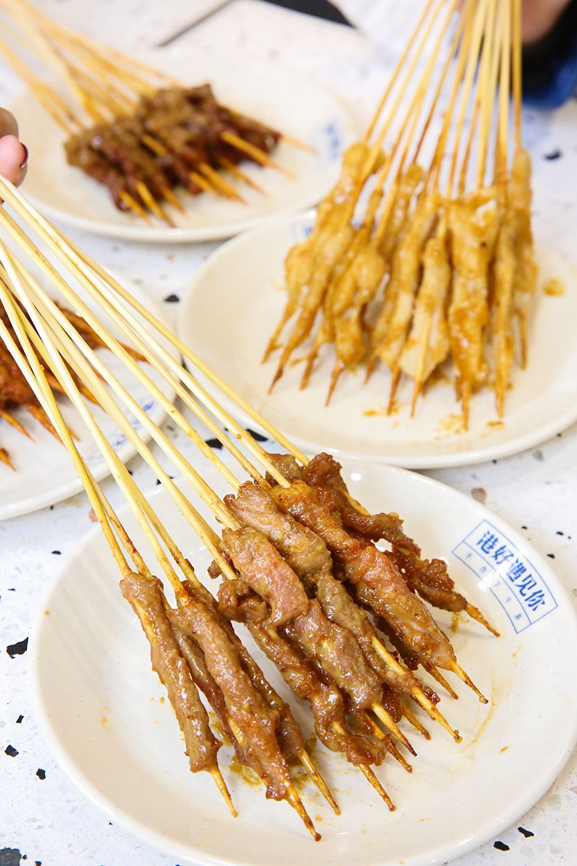 这盘沙爹肉串也是每桌必点,那秘制的酱料把普通的肉串变得格外喷香