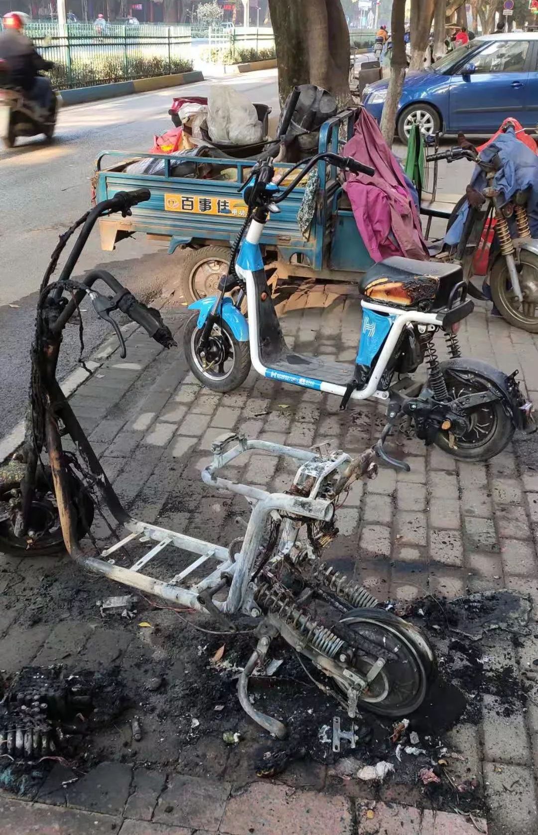 这烧的也太严重了吧,远远都能闻到烧焦味,不知道为什么,共享电动车也