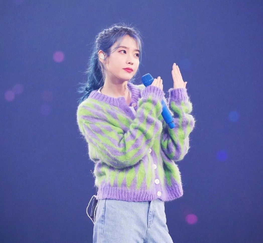 这个发色超级酷也很显白搭配上蓝色的毛衣外套看起来很有反差萌4林允