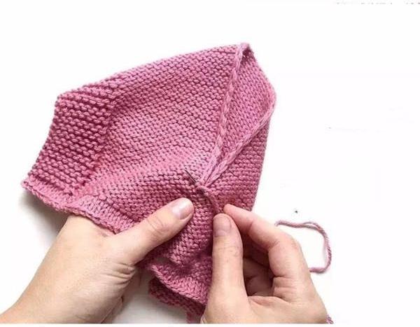 按照图片,反面把冒顶缝合.最后挑起底部织双螺纹18行结束.