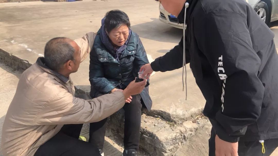 昨日,福清市高山镇的一名小伙给出了暖心答案——他果断扶起老人,并让
