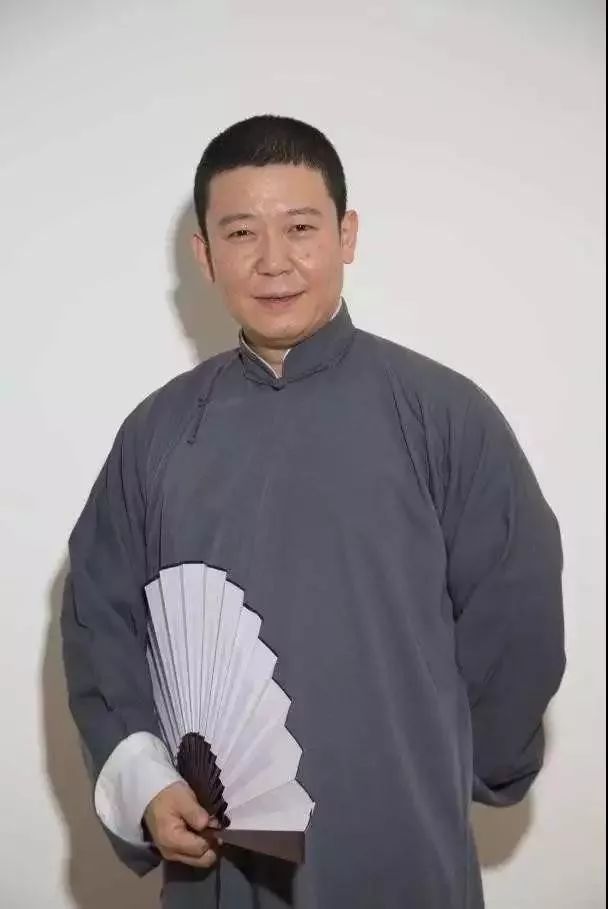 程磊青年相声,快板演员,北京曲艺家协会会员,中国快板艺术委员会委员.