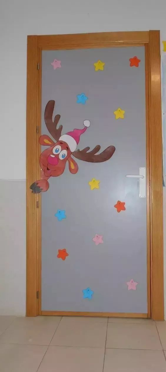 幼儿园圣诞节教室门这样装饰,简单有气氛!