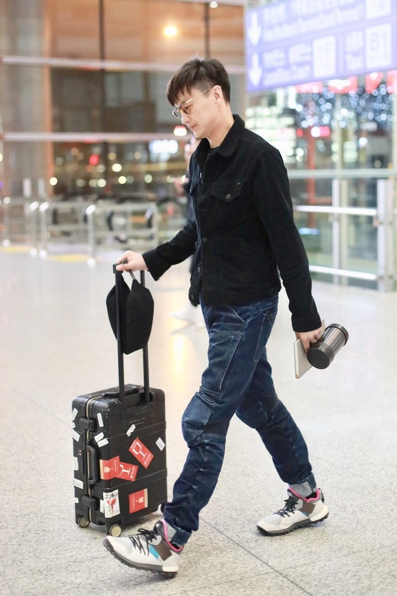 原创周一围手握保温杯走机场,戴镜框装"嫩",一低头暴露双下巴