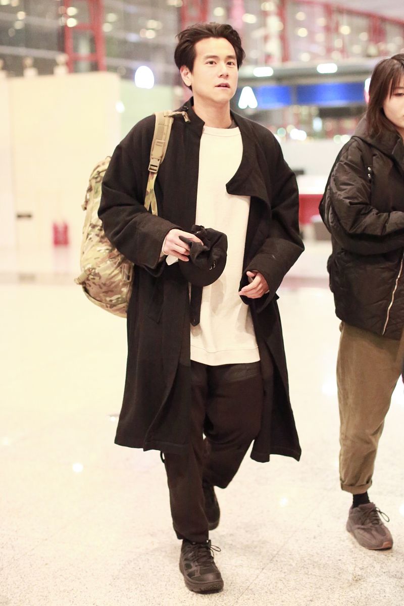 原创男人穿风衣太显老?学37岁彭于晏这样穿,一如清新俊逸美少年