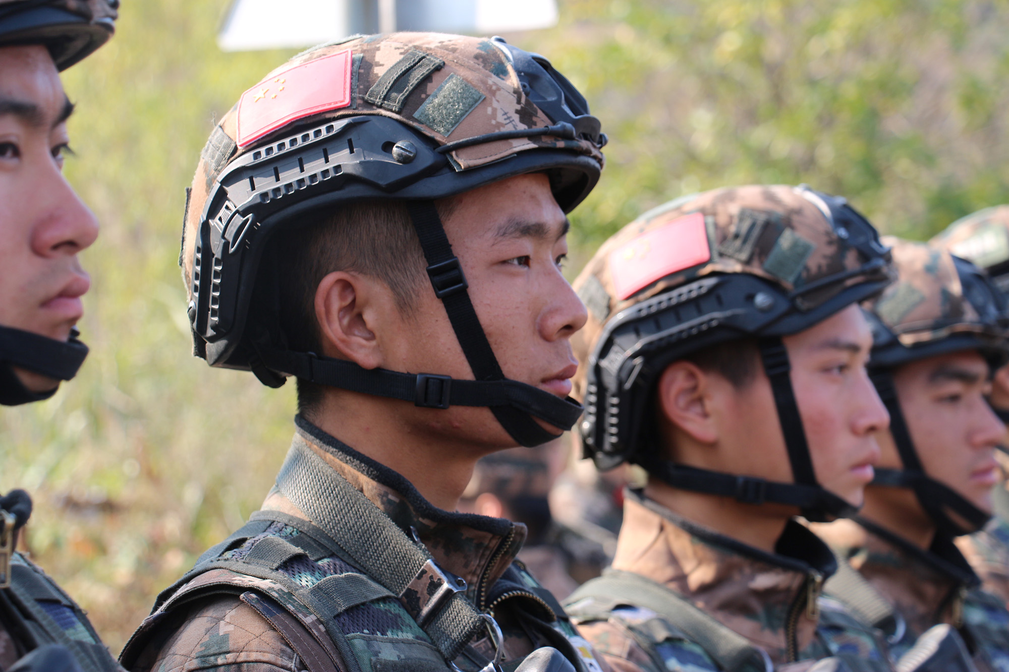 原创实拍00后特战尖兵的19岁生日:没有蛋糕香槟,只有汗水伤疤!