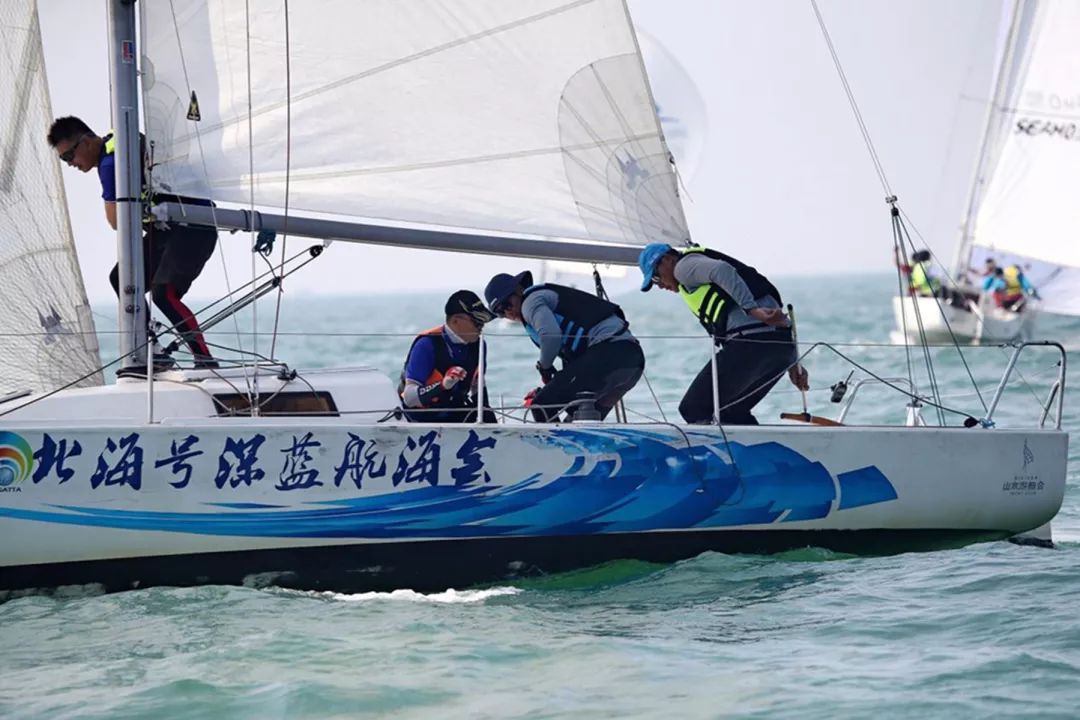 北海号深蓝航海队与由亚洲帆船冠军李小井掌舵的苏州西曼帆船俱乐部队