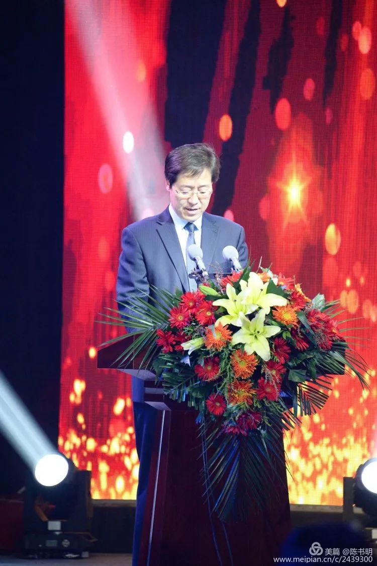 凤翔县人民政府副县长牛建强宣读表彰决定县委常委,宣传部长蒲仪明