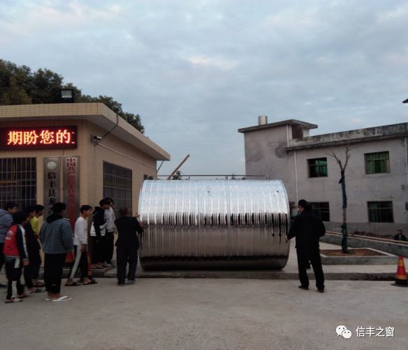 寒冬里的温暖广东省信丰商会向龙舌学校捐赠空气能热水器