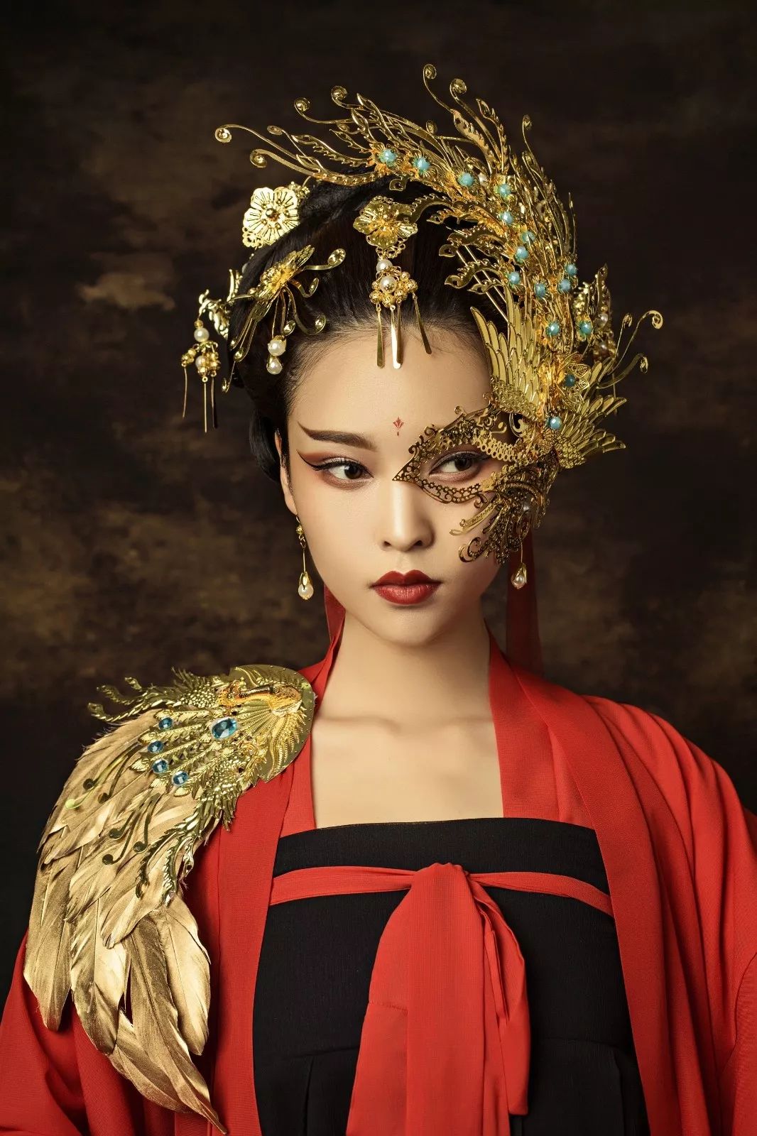 女皇霸气侧漏,妆容艳丽你可以是一位肆意洒脱,敢爱敢恨的女侠身披红袍