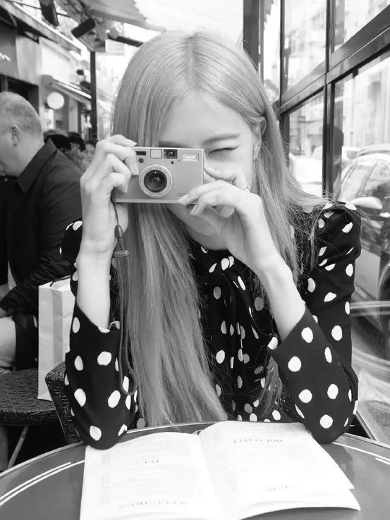 来看看rose朴彩英的美照吧~黑白色调的巴黎咖啡馆里的波点裙装你在拍