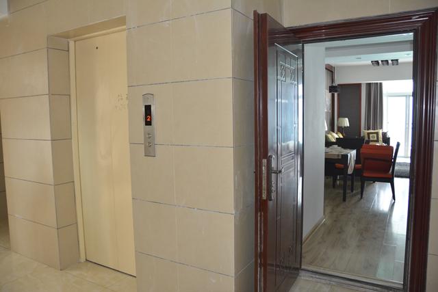 开发商送的"入户门"要不要换掉?听内行一说,庆幸自己知道及时