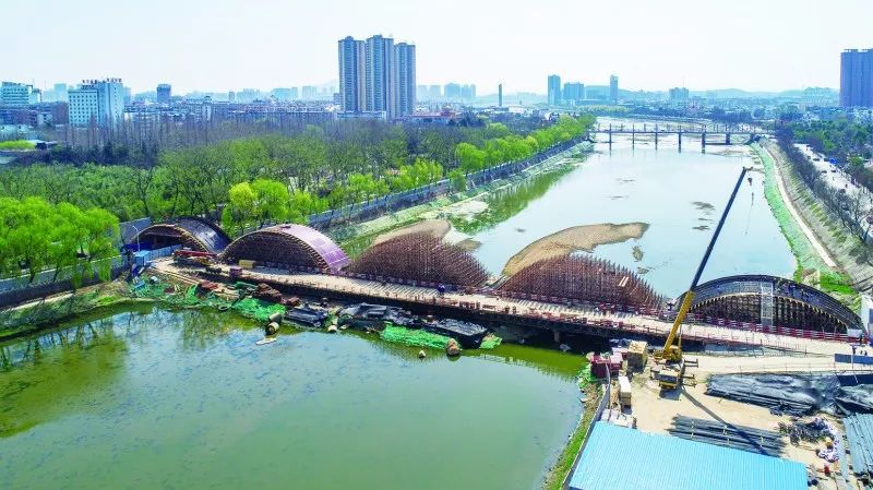 浉河公园步行桥浉水之上城市新宠