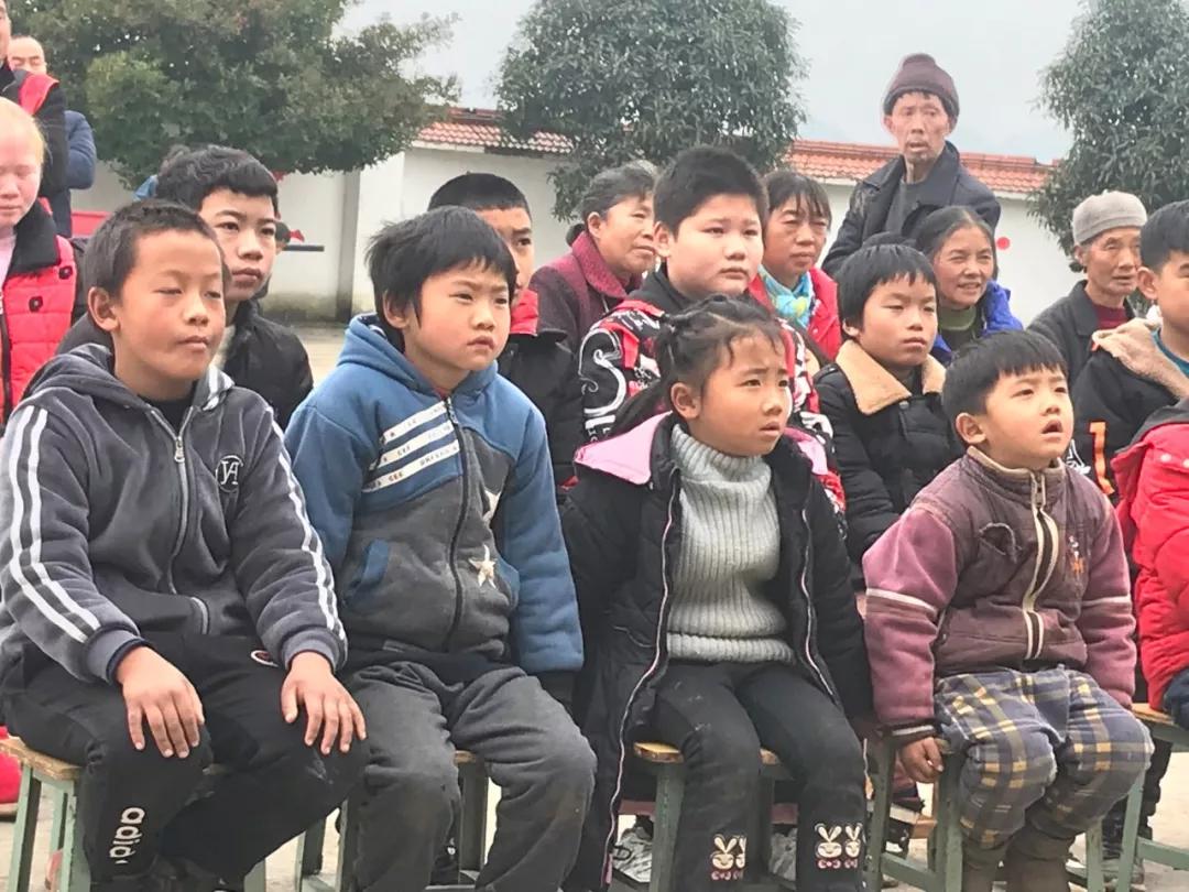 感动~筠连这所乡村学校的16名学生得到了一份很"温暖"的惊喜!