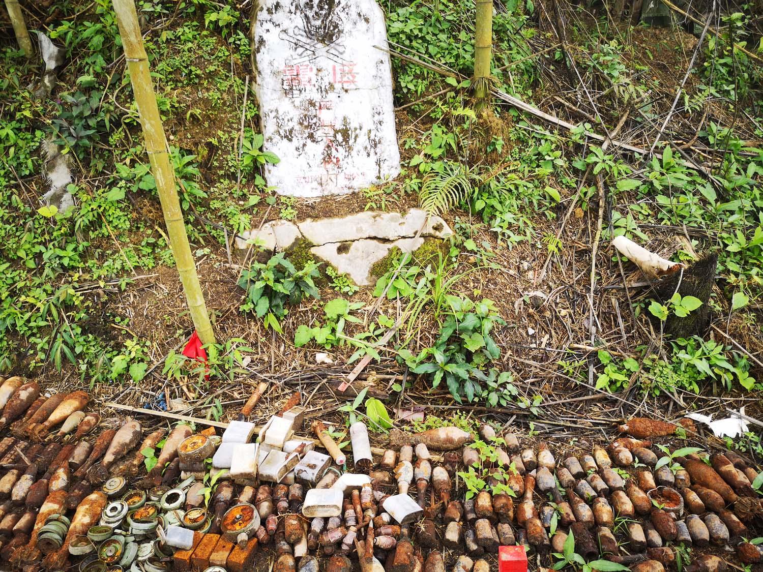 這些地雷大多數是72式防步兵地雷,這種地雷和現在的月餅差不多大小