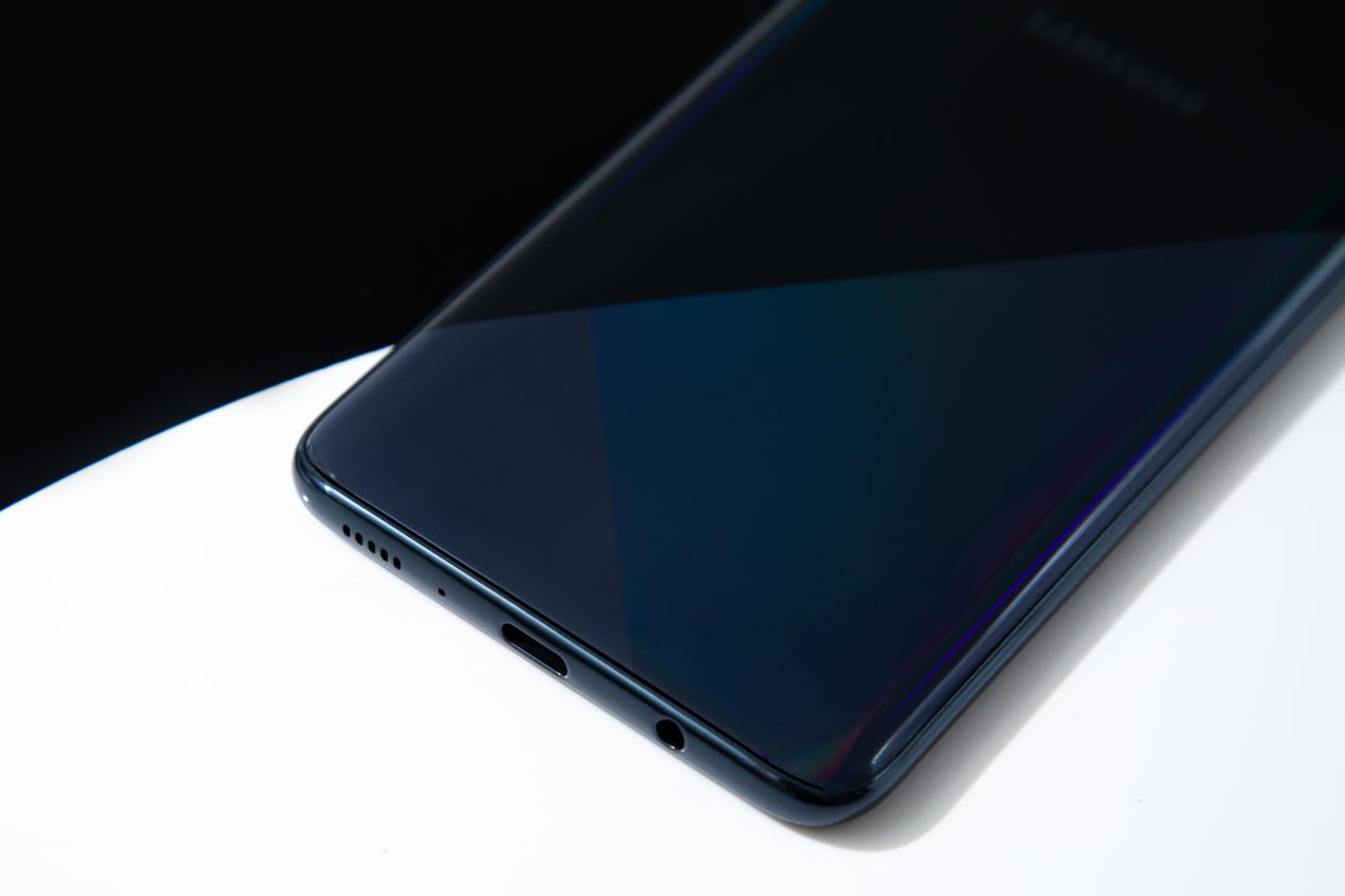 诠释手机市场中的棱镜美学三星galaxya70s真机实拍