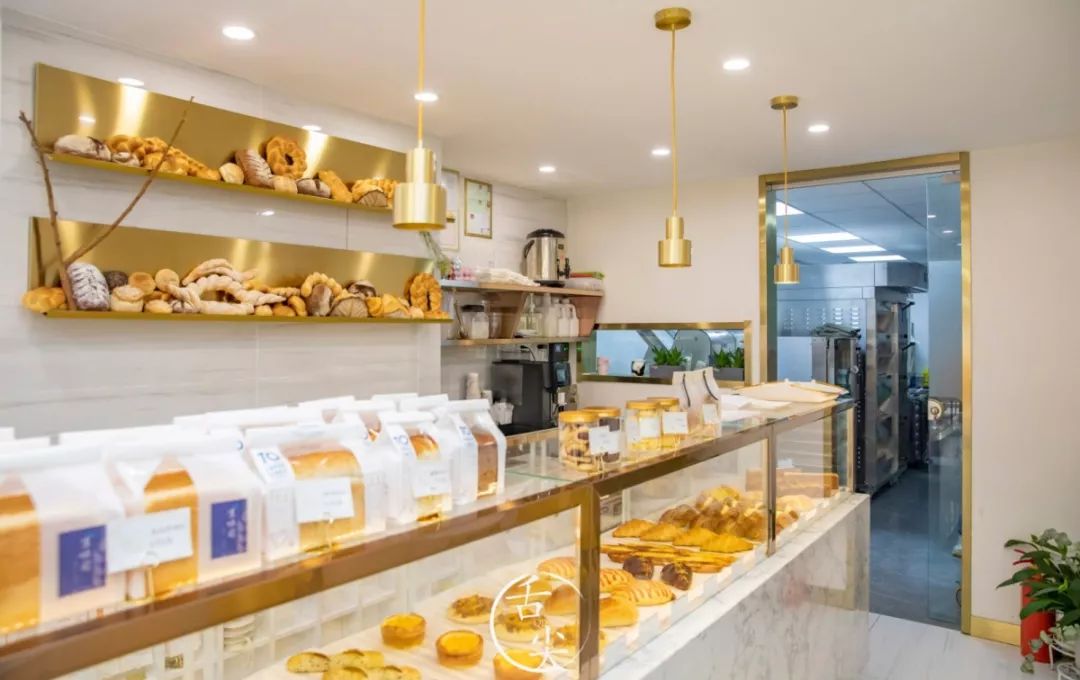 店内环境不算大,但是却 处处体现着异国的法式浪漫情调,几张明黄的