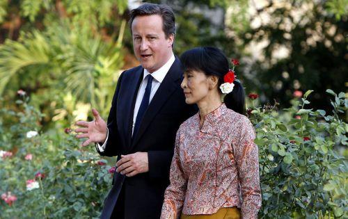 昂山素季戴花女人征服带枪男人