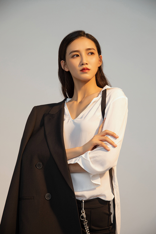 周开开西装大片A气十足 妆容精致利落有型-搜狐大视野-搜狐新闻