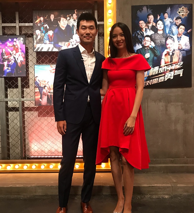 郎才女貌!王仕鹏晒与张梓琳合影,大长腿太抢眼,直言:激动不已