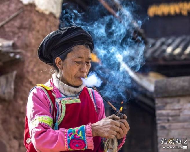 彝族老人的情怀不离身的草烟锅