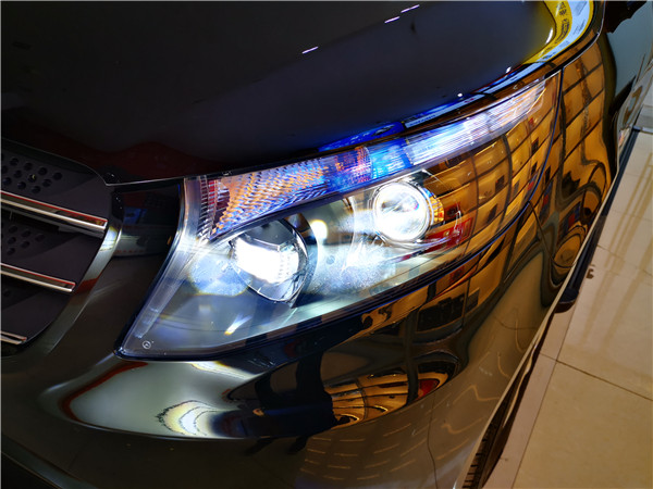 刚从4s店提的奔驰威霆来店改装汽车大灯