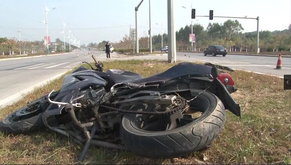 中间缺口处时,摩托车与道路中间花带路沿发生剐蹭,致使摩托车失控摔倒
