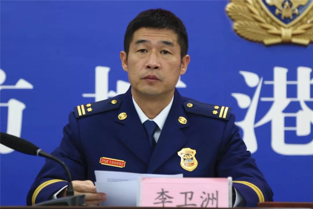 仪式上,陆海鹏参谋长宣读了23名新入职消防员名单,并带领新消防员进行