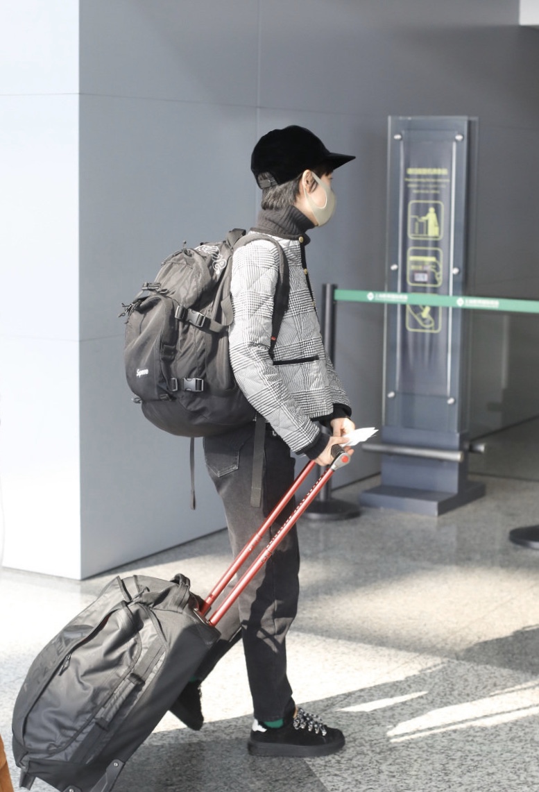 原创孙俪现身机场,自己背双肩包拉行李箱好接地气,一点没有明星架子